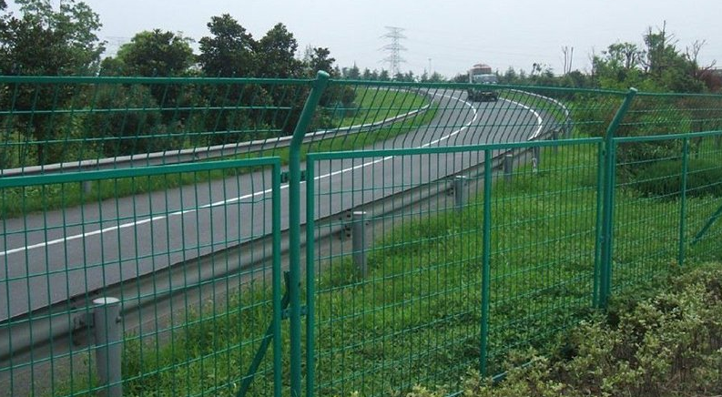 双边丝护栏网公路护栏案列图片4