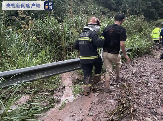 浙江台州临海山体滑坡致7人被困 消防紧急救援转移