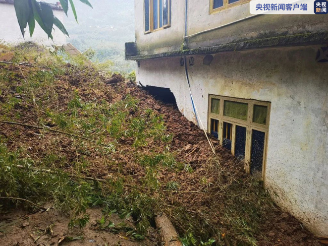 宜宾地震后突发山体滑坡 村民多看了一眼 救了11人