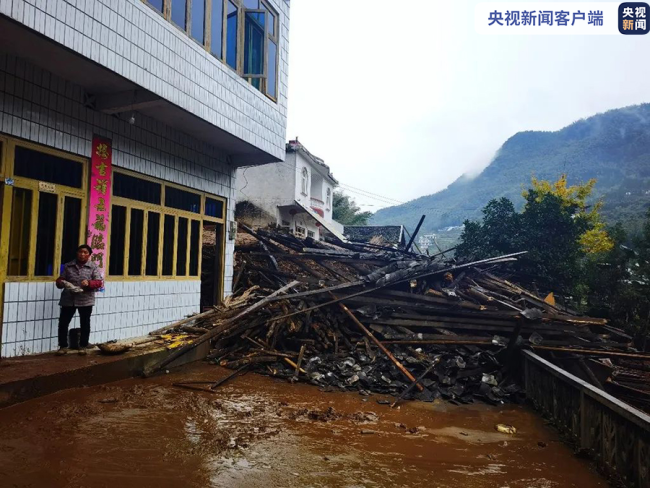宜宾地震后突发山体滑坡 村民多看了一眼 救了11人