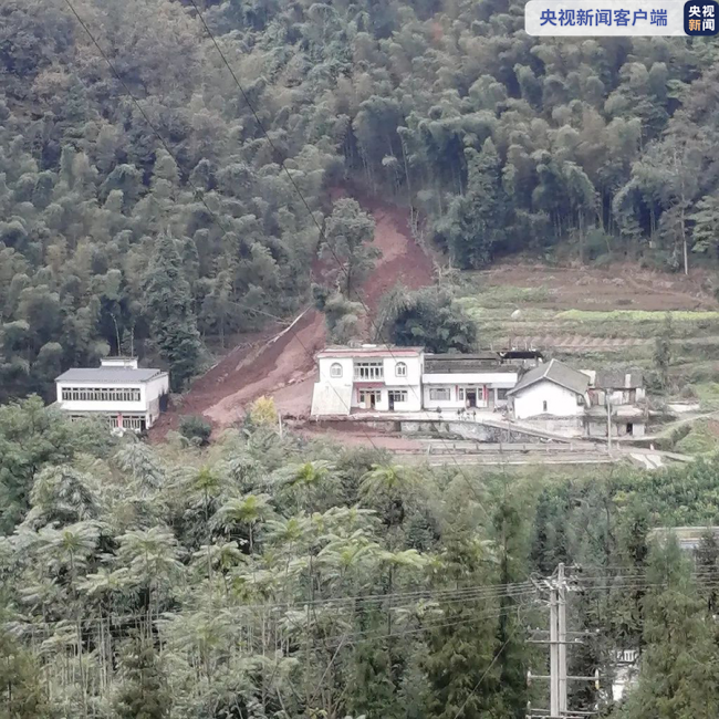 宜宾地震后突发山体滑坡 村民多看了一眼 救了11人